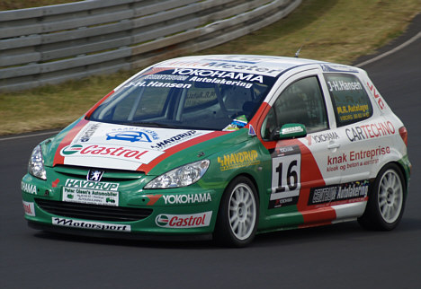 Jens Henrik Hansen har fundet sig godt til rette i Peugeot 307 raceren.